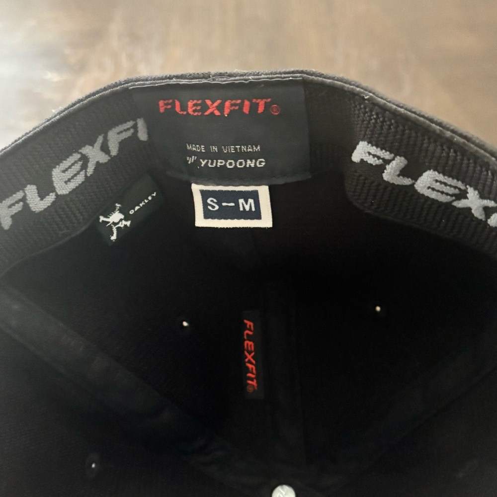 NWOT Oakley Florida Flexfit Hat Black S/M State Flag Under Brim - Picture 4 of 4